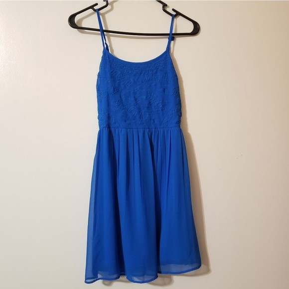 SO Dresses & Skirts - Floaty embroidered dress